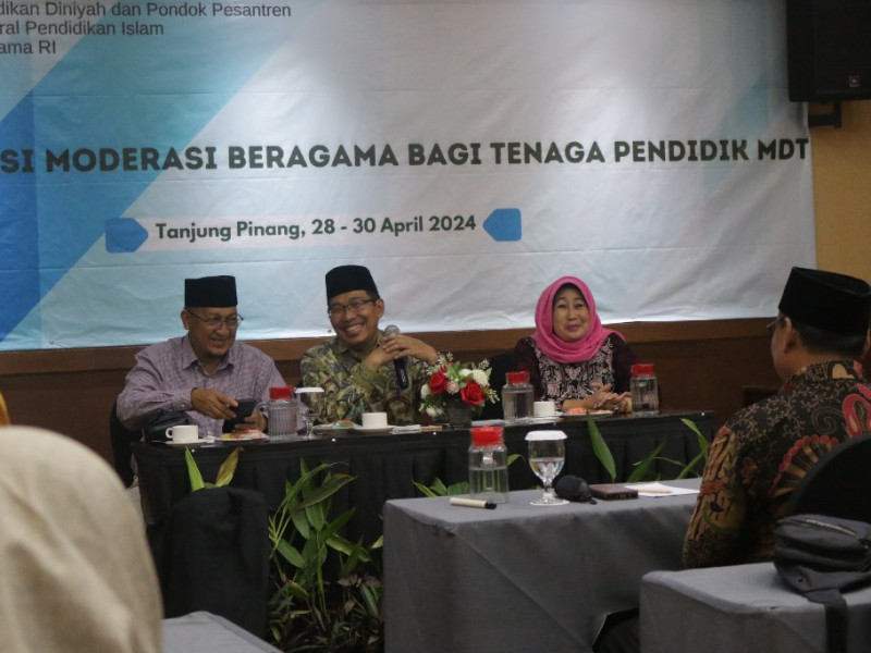 Plt. Direktur PD-Pontren : Pentingnya Perkuat Moderasi Beragama Untuk Menjaga Keutuhan Bangsa Indonesia