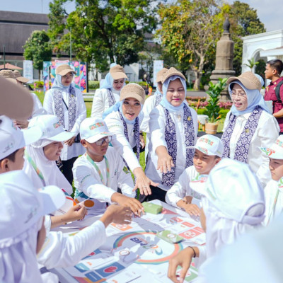 Siswa Madrasah Bermain MB Junior bersama Iriana Jokowi dan OASE KIM