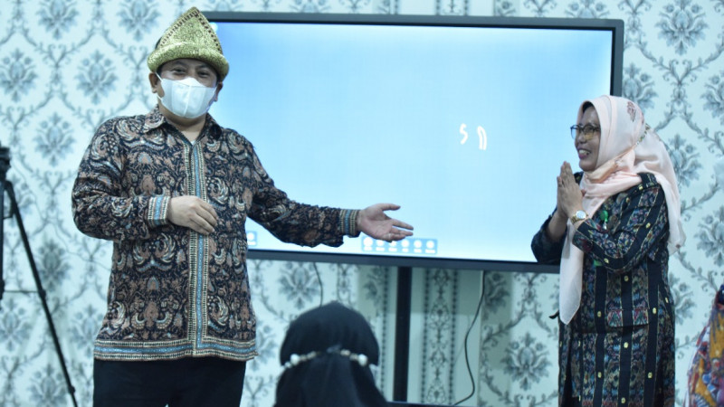 Dirjen Pendidikan Islam Kemenag RI, Muhammad Ali Ramdhani bersama Kepala MAN  3 Saat di Digital Classroom