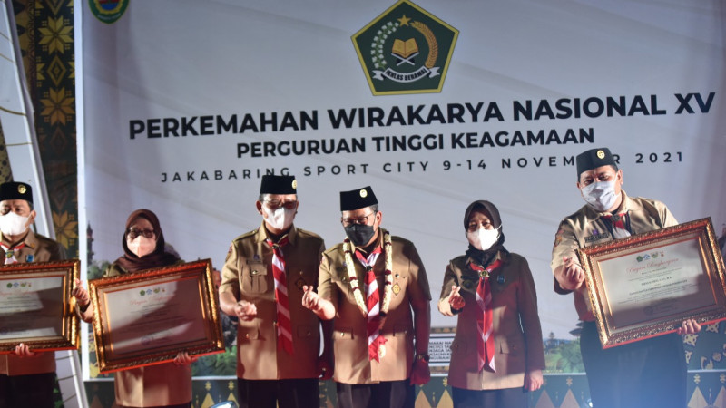 Wamenag didampingin Direktur Diktis dan Rektor UIN Raden Fatah saat penutupan PWN PTK XV Semalam di Palembang