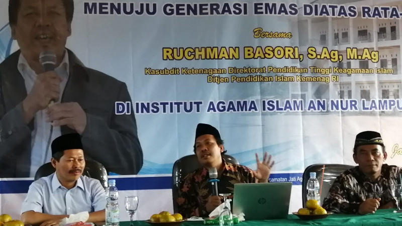 Kasubdit Ketenagaan Ruchman Basori saaat memberikan orasi ilmiahnya di Lampung