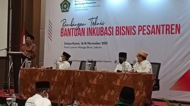 Dirjen Pendidikan Islam M Ali Ramdhani memberi sambutan pada acara Bimbingan Teknis Bantuan Inkubasi Bisnis Pesantren, di Jakarta.