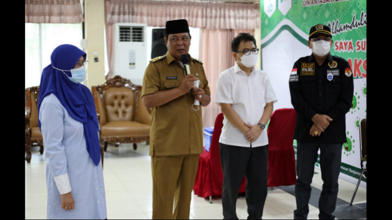 The Governor of South Kalimantan accompanied by the Chairman of the DPRD for the Province of South Kalimantan along with the Chancellor and the Kapold