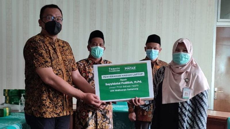 Sayyidatul Fadilah menerima hadiah dari Slamet Rahmat Hariyanto (Perwakilan Tanoto Foundation Jawa Tengah)