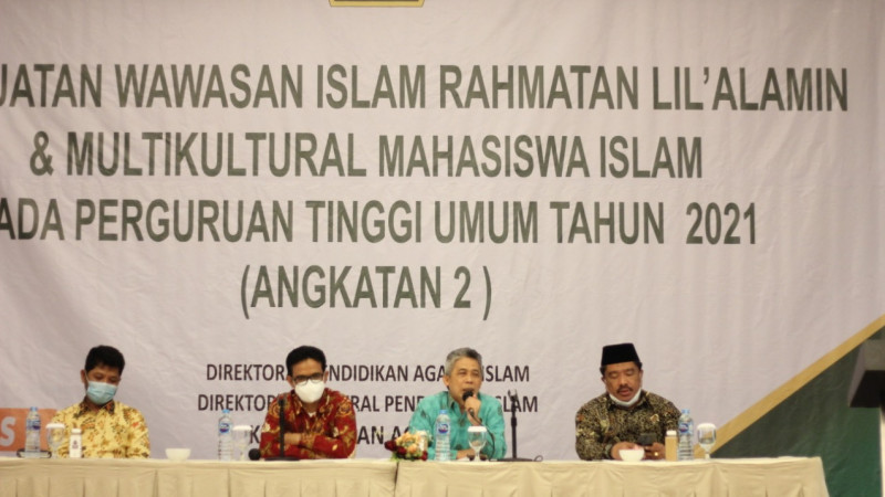 Direktur Pendidikan Agama islam, Amrullah sedang memberikan arahan kepada peserta Penguatan Islam Rahmatabn Lil'alamin dan Multikultural Mahasisw