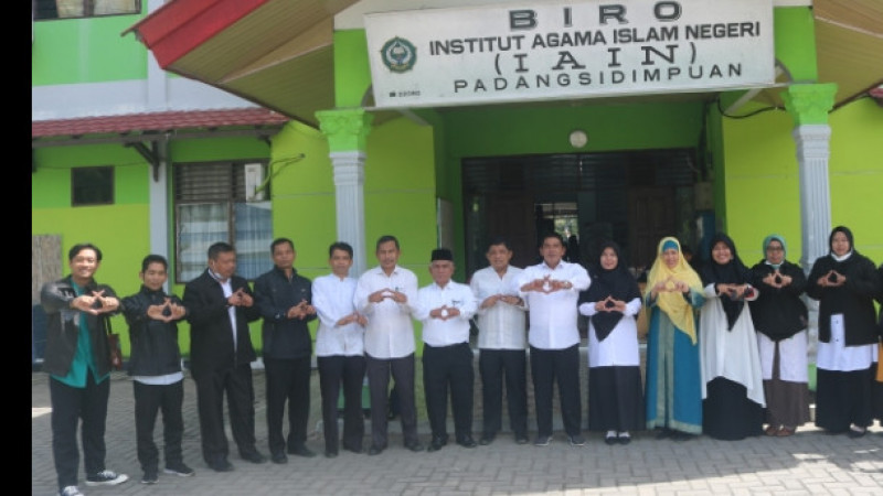 Pimpinan IAIN Padangsidimpuan berfoto bersama dengan kontingen Oase Padangsidimpuan