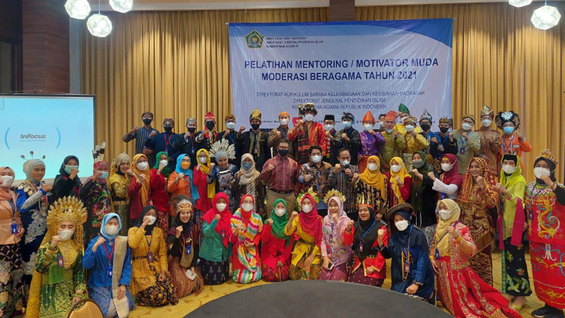 Para Duta Harmoni Bersama Dengan Dirjen Pendis,  Direktur KSKK Madrasah dan Lukman Hakim Syaifuddin