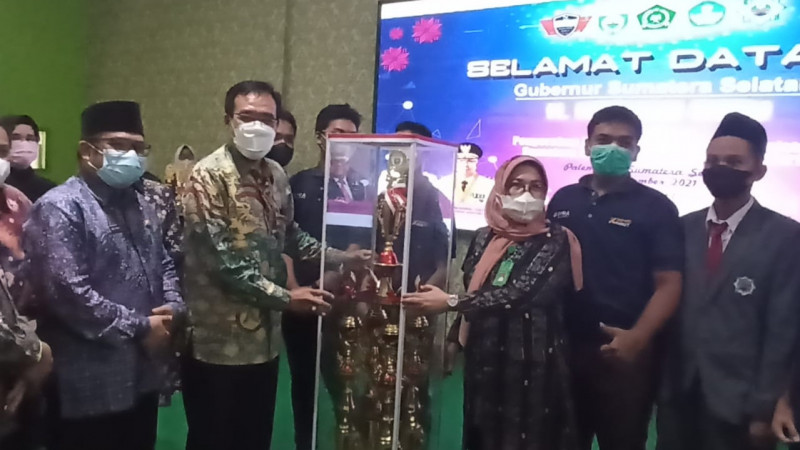 Asisten III Gubernur Sumsel Menyerahkan Piala Bergilir SRC 2021 Kepada Kepala MAN 3 Palembang