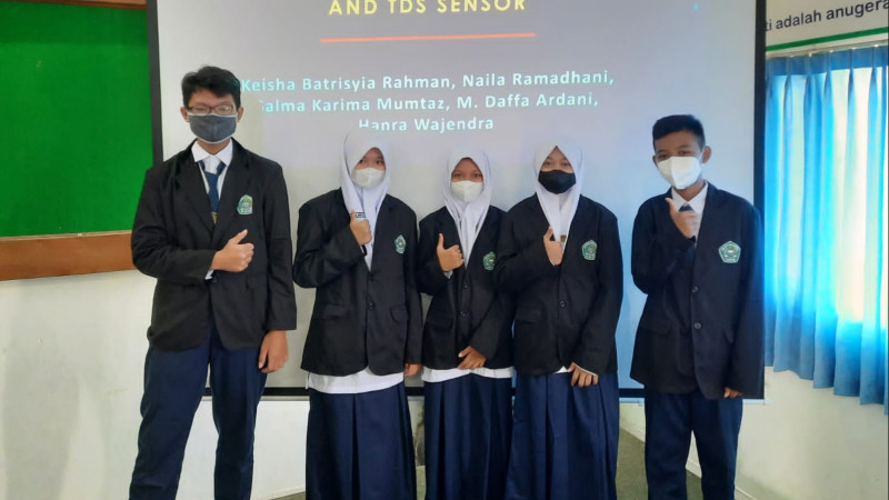 Tim riset MTsN 1 Yogyakarta: Keisha Batrisyia Rahman, Naila Ramadhani, Salma Karima Mumtaz, M. Daffa Ardani, dan Hanra Wajendra menyabet medali perung