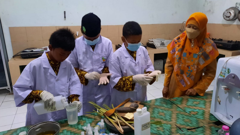 Siswa Madrasah Tsanawiyah Negeri (MTsN) 1 Yogyakarta memproduksi penyanitasi tangan (hand sanitizer) sendiri untuk memenuhi kebutuhan internal. Pembua