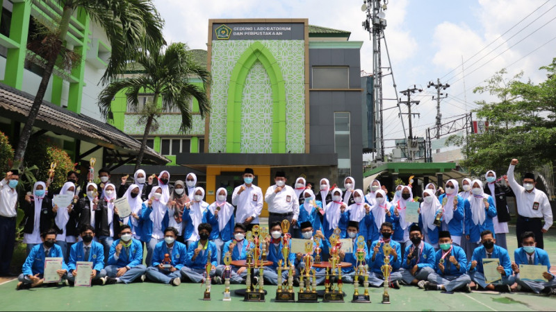 Para siswa dan guru MAN 1 Yogyakarta, bersinergi mencetak 460 penghargaan di tahun 2021. (Foto: Humas MAN1 YK)