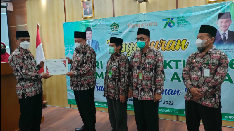 MAN 1 Yogyakarta meraih penghargaan sebagai Unit Kerja Tebaik 1 Layanan Publik Tahun 2021 dalam Monitoring dan Evaluasi (Monev) Kinerja Layanan Publik