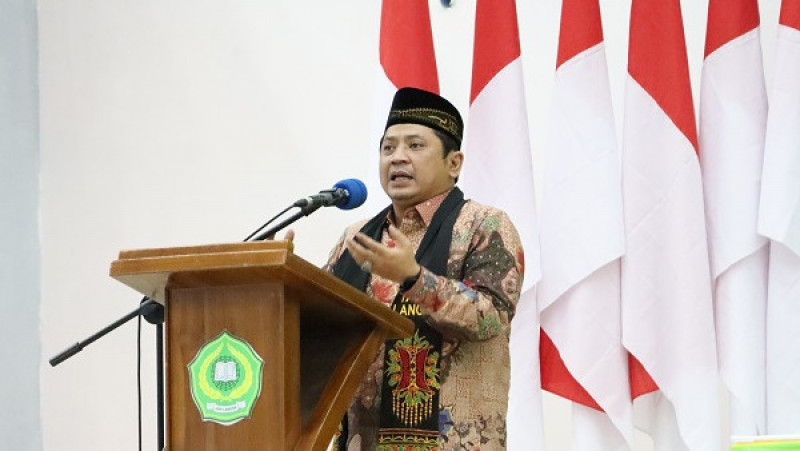 Foto : Direktur Jenderal Pendidikan Islam Kementerian Agama Republik Indonesia Prof. Dr. H.Muhammad Ali Ramdhani, S. TP, MT memberikan pembinaan kepad