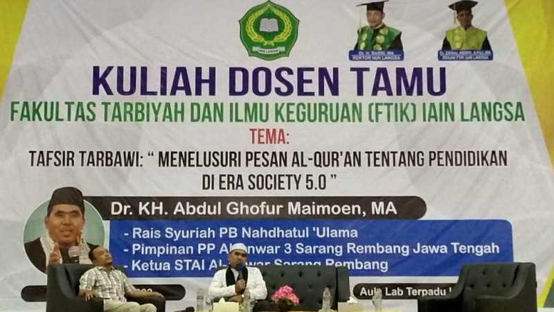 Rais Syuriah PB Nahlatul Ulama Dr. KH. Abdul Ghofur Maimoen, MA memberikan kuliah umum kepada mahasiswa Fakultas Tarbiyah dan Ilmu Keguruan (FT