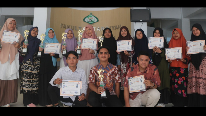 Mahasiswa IAIN Padangsidimpuan berfoto bersama dan menunjukkan Piala dan penghargaan masing-masing juara yang diaraih