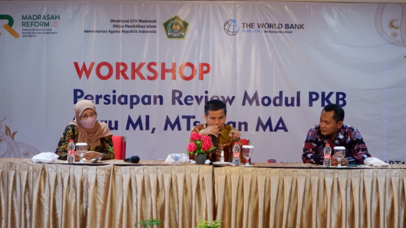 Direktur GTK Madrasah memberikan arahan sekaligus membuka acara Workshop Review Modul PKB Guru MI, MTs dan MA