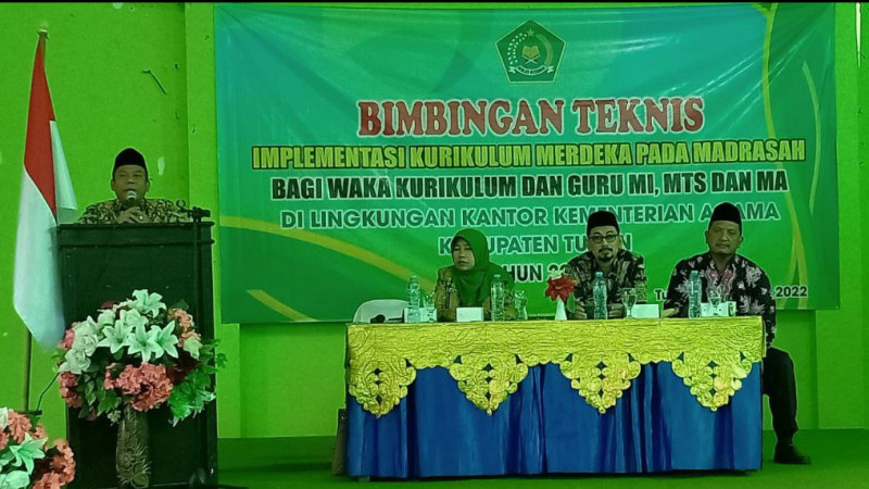 Kakankemenag Kabupaten Tuban saat memberikan pembinaan di hadapan ratusan guru madrasah Bimtek Kurikulum Merdeka Belajar