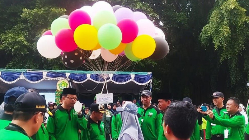 Plh. Kakanwil Kemenag Jatim didampingi Kakankemenag Tuban melepaskan balon tanda dimulainya kegiatan
