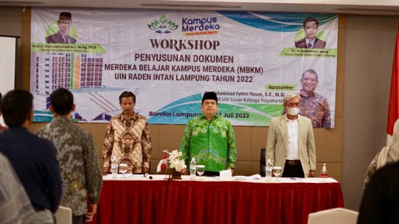 Rektor UIN Raden Intan Lampung, yang diwakili oleh Plt. Wakil Rektor Bidang Akademik dan Kelembagaan, Dr. Safari SAg MSos I (tengah) didampingi Ketua