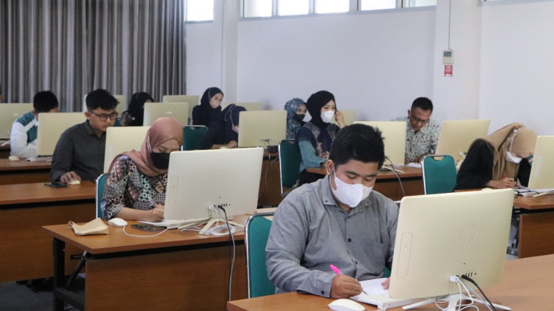 Suasana Tes Potensi Akademik berbasis Computer Assited Test (CAT) Seleksi Ujian Masuk Program Pascasarjana UIN Raden Intan Lampung