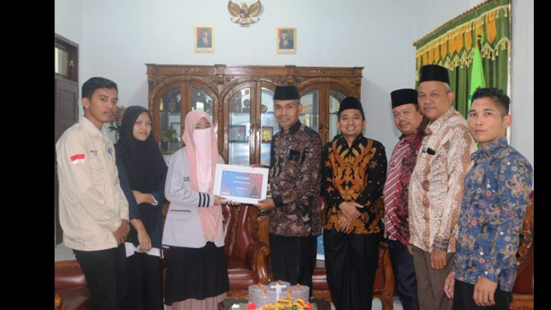 Tiga Mahasiswa Memberikan Sertipikat penghargaan kepada Rektor IAIN Padangsidimpuan yang idwakili oleh Para Wakil Rektor Bidang AUPK dan Kemahasiswaan