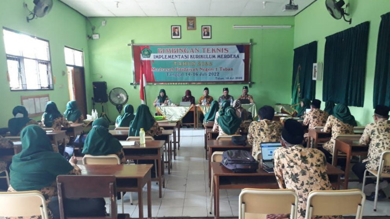 Kakankemenag Tuban sedang memberikan sambutan pengarahan implementasi kurikulum merdeka belajar di lembaga