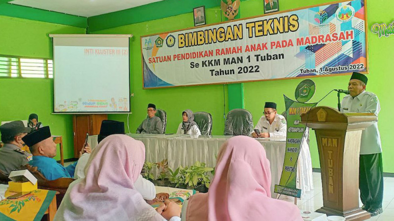 Kakankemenag Tuban memberikan arahan kepada peserta Bimtek Madrasah Ramah Anak