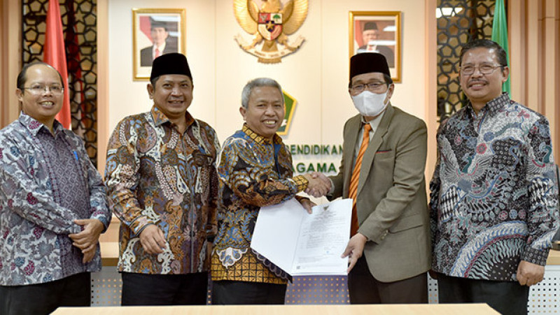 Sekjen Kemenag RI, Nizar Ali menyerahkan SK kepada Guru Besar UIN Sunan Kalijaga Yogyakarta, Waryono.
