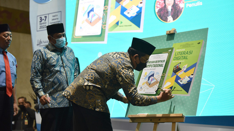Direktorat Pendidikan Islam RI bekerja sama dengan Penerbit Erlangga luncurkan dua buku panduan bagi guru madrasah.