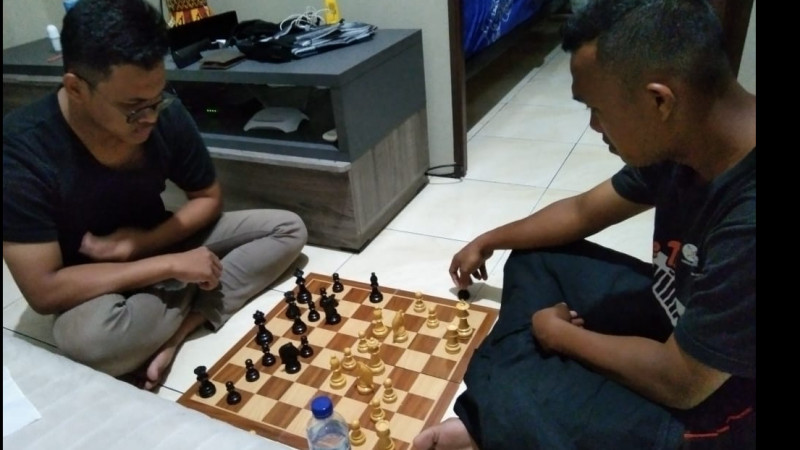 Peserta cabang catur IAIN Langsa sedang berlatih sebelum pertandingan