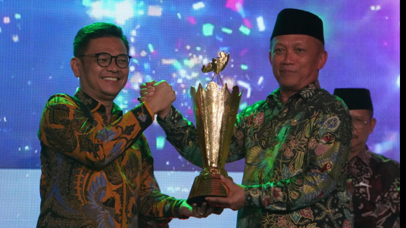 UIN SGD Bandung saat mendapatkan piala juara umum I