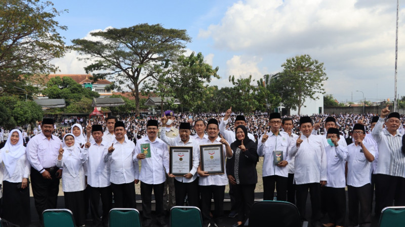 Rektor UIN SATU Tulungagung didampingi jajaran pimpinan menerima piagam penghargaan dari MURI.
