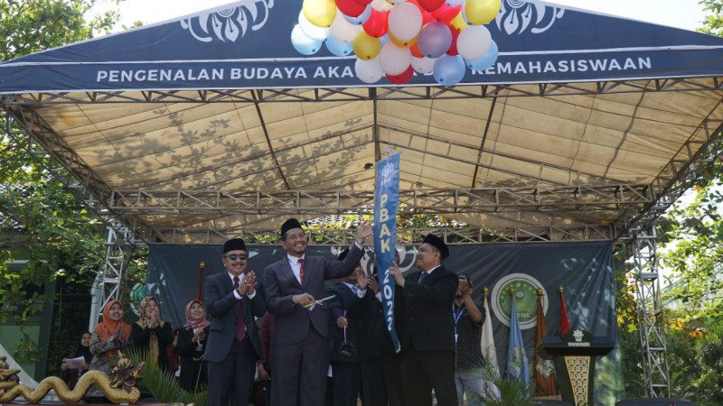 Rektor IAIN Kudus didampingi para Wakil Rektor, Kepala Biro AUAK secara simbolik melepas balon sebagai tanda pembukaan PBAK 2022