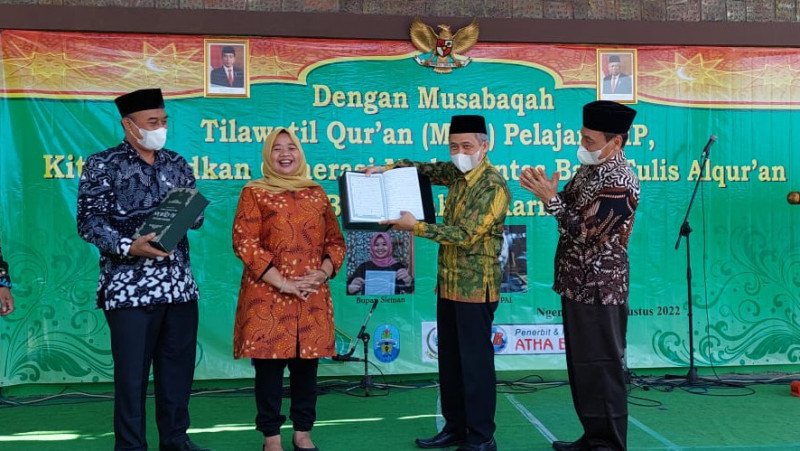 Serah terima mushaf al Qur'an yang ditulis oleh Bupati, pejabat Kemenag, para kepala sekolah, dan siswa.