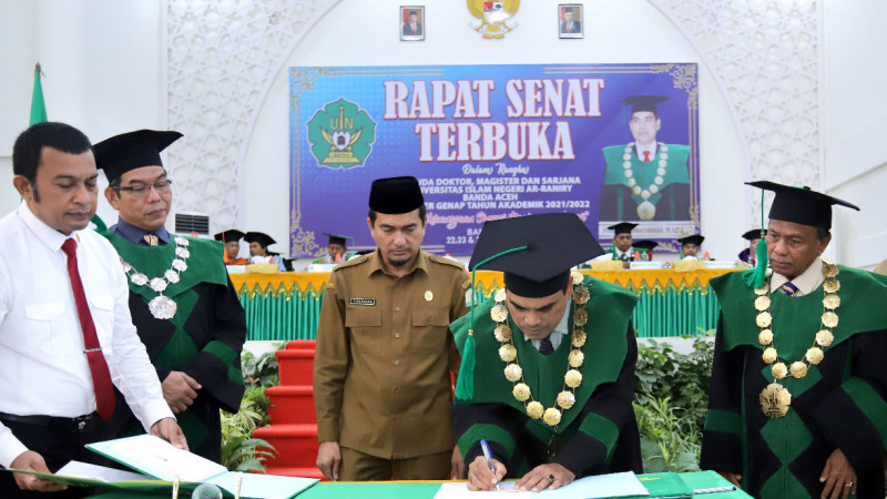 Rektor UIN Ar-Raniry Prof Dr Mujiburrahman MAg dan Penjabat Bupati Aceh Besar, yang diwakili oleh Staf Ahli Bupati Bidang Keistimewaan Aceh Sumberdaya