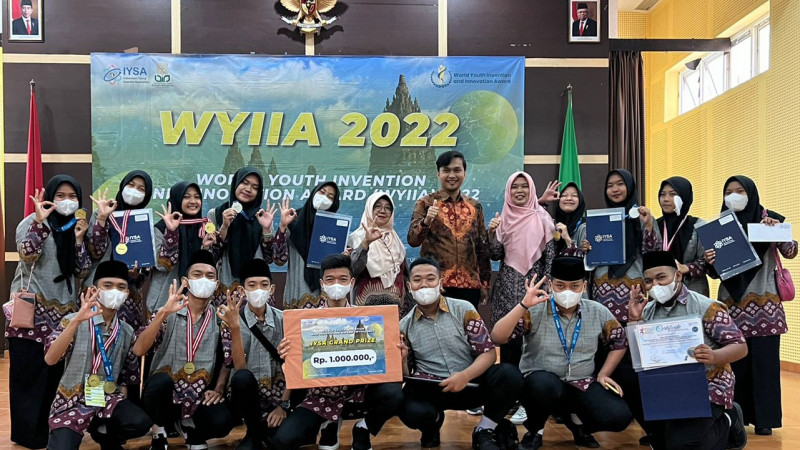Uforia Tim Siswa MAN 3 Palembang Didampingi Guru Foto bersama Usai menerima medali dan hadiah dari penyelenggara Kompetisi