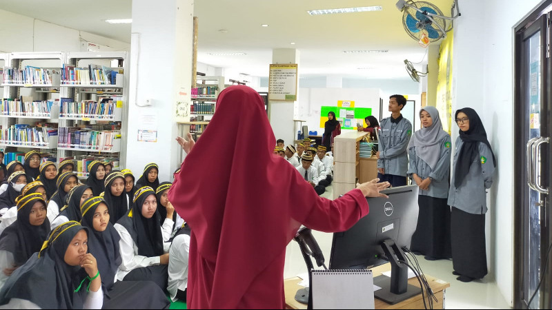 Pustakawan Fakultas Adab dan Humaniora UIIN Ar-Raniry Banda Aceh sedang memberi materi tentang sistem dan layanan perpustakaan fakultas tersebut, Sabt