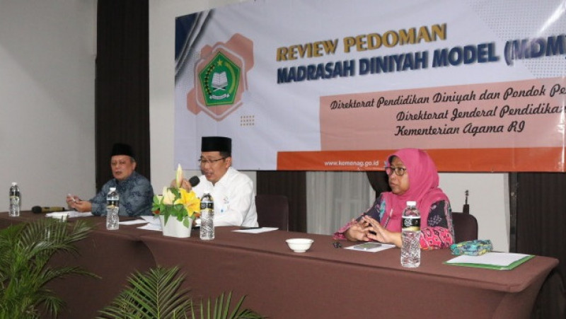 Direktur PD Pontren, Waryono, saat membuka kegiatan Review Pedoman Madrasah Diniyah Model Tahun 2022 di Royal Padjajaran, Bogor, Selasa (30/8/2022).