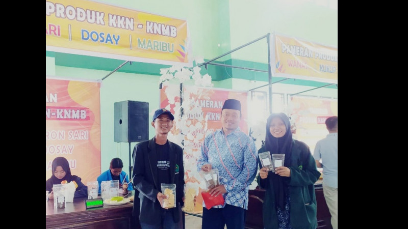 Sofyan mendampingi warga Kampung Maribu dalam memasarkan produk olahan berbahan dasar sagu