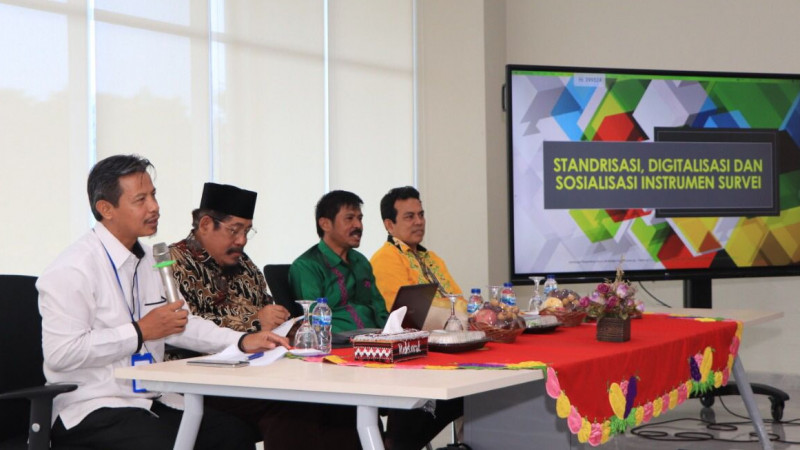 Ketua LPM UIN Raden Intan (kiri) dan Narasumber dalam acara Standarisasi, Digitalisasi dan Sosialisasi Intrumen Survei Kepuasan Layanan