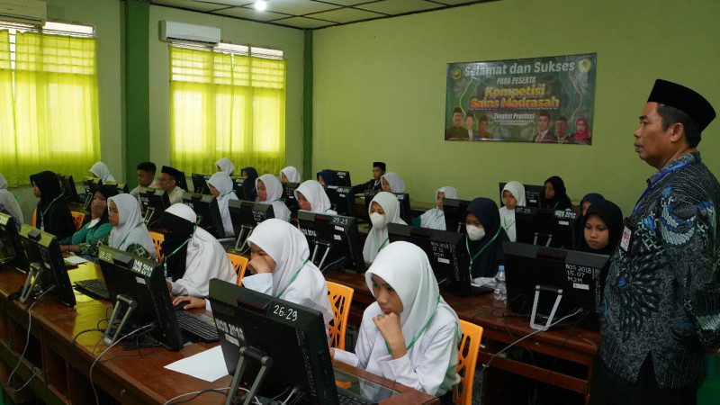 Pengembang Teknologi Pendidikan Kanwil Kemenag Prov Sulsel, Qasim memantau peserta KSM