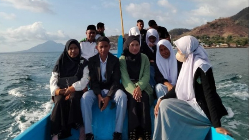 Siswa MA Tonu Jaya Maluku, menyisir laut untuk sampai lokasi KSM Tingkat Provinsi 2022