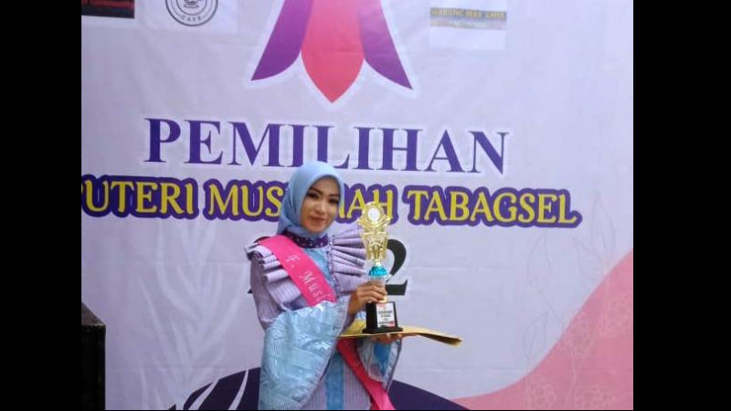 Heni Elfariza saat menerima menali dalam ajang Lomba Pemilihan Putri Muslimah Setabagsel