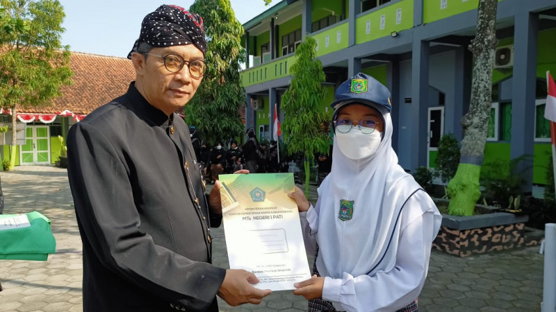 Bibi Rizqina dan Kepala MTs Negeri 1 Pati foto bersama dihalaman madrasah