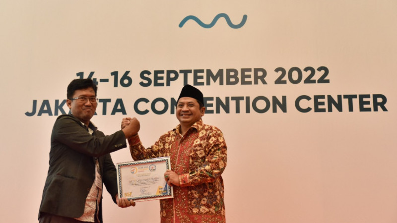 Dirjen Pendis, M Ali Ramdhani, menerima penghargaan Stem Leaders Award 2022 dari GESS Asia.