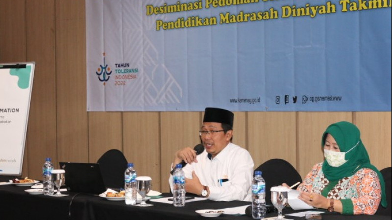 Direktur PD Pontren, Waryono bersama Kasubdit PMDT, Siti Sakdiyah saat membuka acara Diseminasi Sistem Penjaminan Mutu Pendidikan Madrasah Diniyah Tak