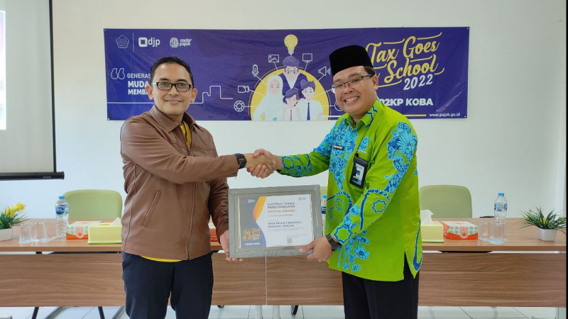 Kepala MAN IC Bateng saat menerima sertifikat perhargaan Edutax Award dari Kepala KP2KP Bateng.