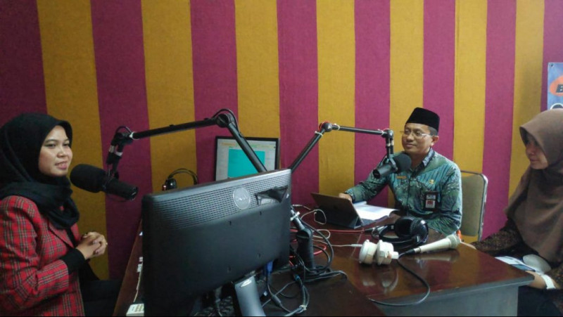 Kepala dan Waka Madrasah laksanakan dialog interaktif di Radio Kota Batik.