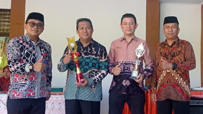Kepala MTsN 1 Gorontalo, Karjianto memberikan penghargaan kepada Guru Juara MTQ korpri tingkat Provinsi
