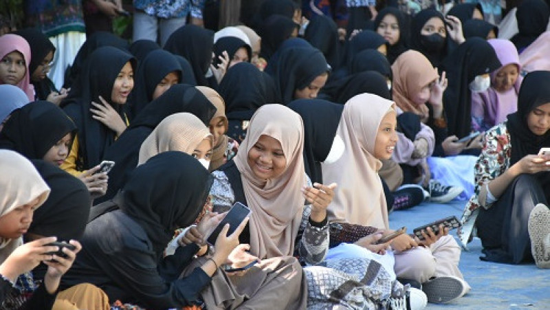 Para siswa MTsN 1 Kota Gorontalo  memakai batik dalam rangka memperingati Hari Batik Nasional, Senin (03/10/2022).